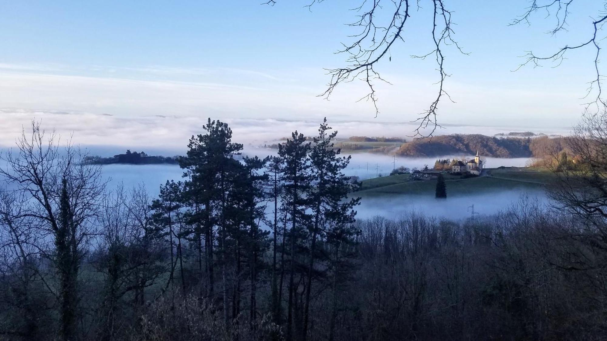 Un Pied Devant L'Autre Sainte-Marie-D'Alvey Luaran gambar